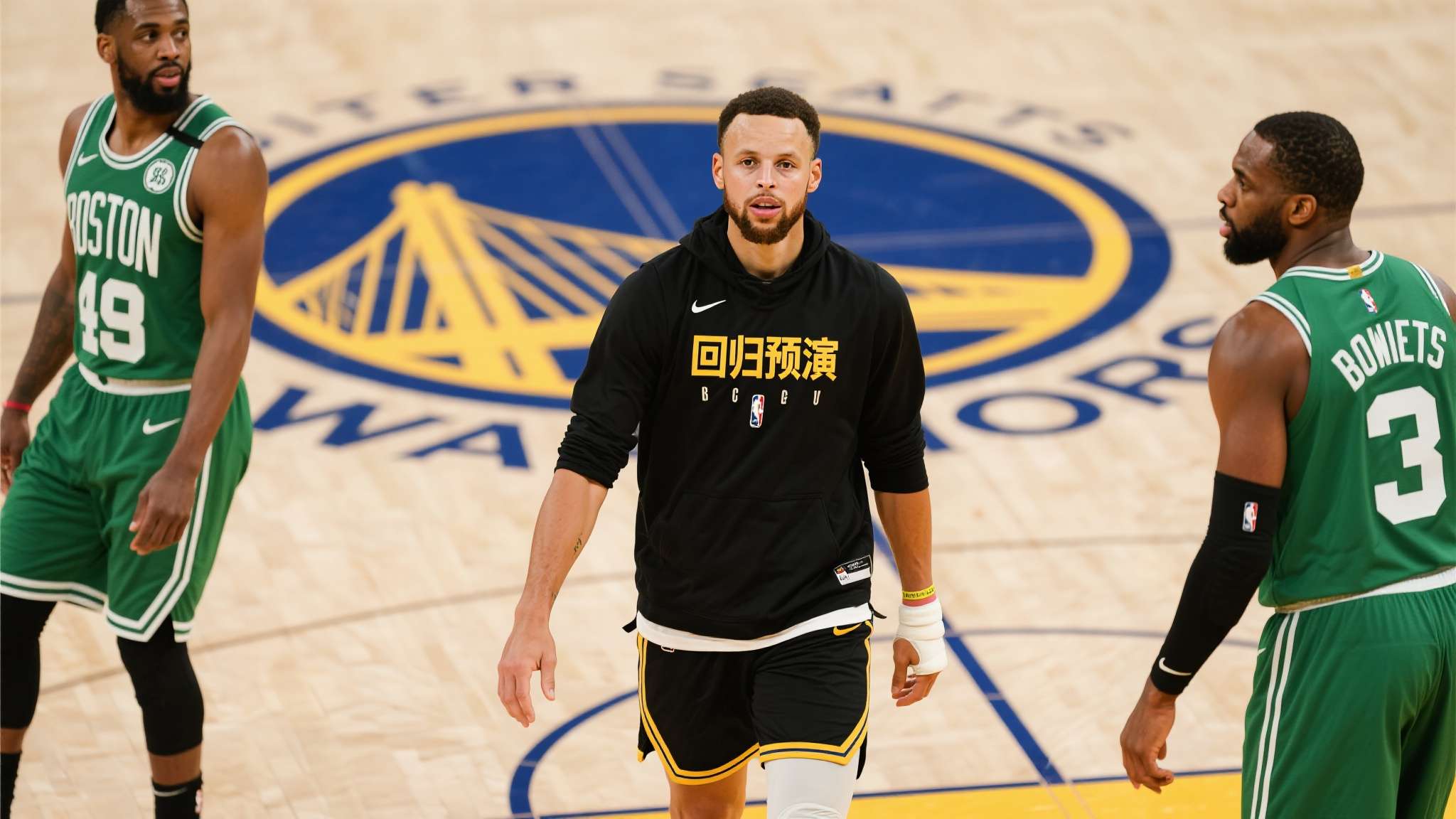 勇士官方:库里将参加5v5对抗训练下周复查 霍福德至少再休一周 在NBA每个重要节点上,一位超巨的健康状况总能左右全局。【库里的“回归预演”正式